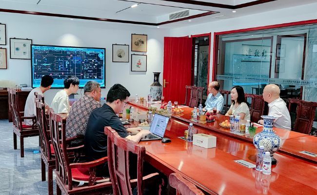 Ông Phan Văn Việt - Chủ tịch HĐQT - Tổng giám đốc công ty tham quan, khảo sát và lựa chọn công nghệ sản xuất cho nhà máy Vaccine GOOVAC 