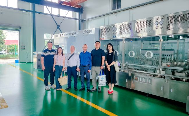 Ông Phan Văn Việt - Chủ tịch HĐQT - Tổng giám đốc công ty tham quan, khảo sát và lựa chọn công nghệ sản xuất cho nhà máy Vaccine GOOVAC 